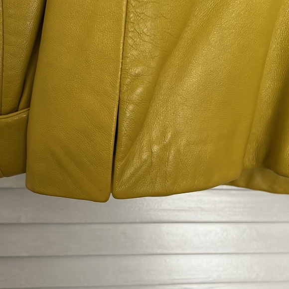 Leather classy semi fitted leather jacket with cuffed sleeves. - Picture 6 of 8